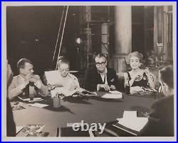 Joan Crawford + Bette Davis + Robert Aldrich on set (1964)? Vintage Photo K 515